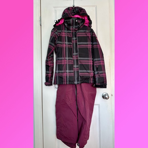 Roxy Ski / Snowboard Suit. Lots of pockets!! Freshly laundered. EUC!! S/F home - Picture 1 of 10